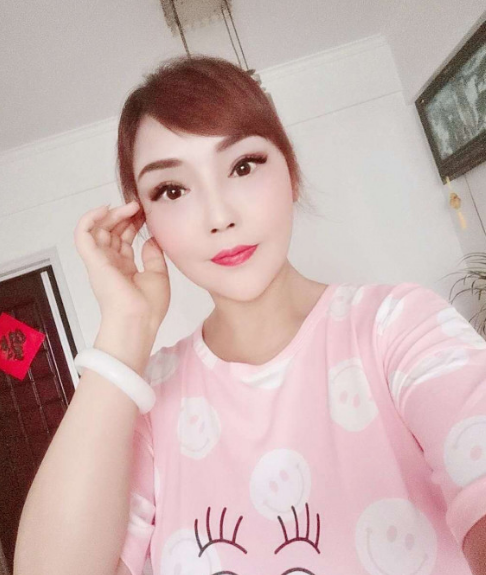 近乎白虎的粉嫩小嫂子